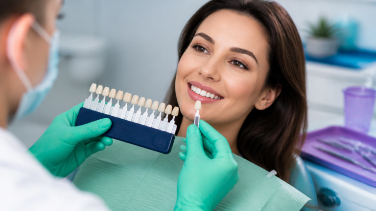 Paciente em consulta odontológica avaliando o sorriso e possíveis facetas dentais com o dentista